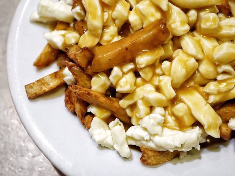 Manger une poutine à La Banquise