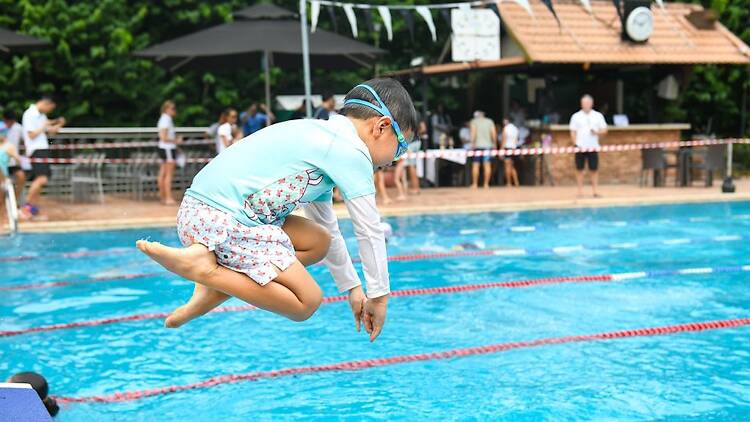 Baby goes swimming with Aquaducks