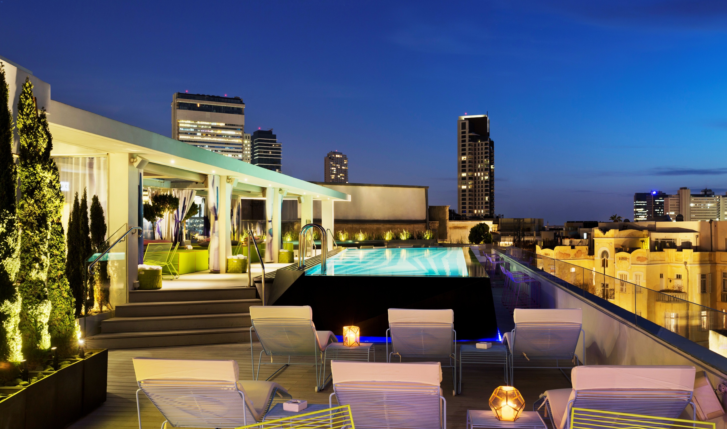 Rooftop bars in Tel Aviv with cocktails and a view