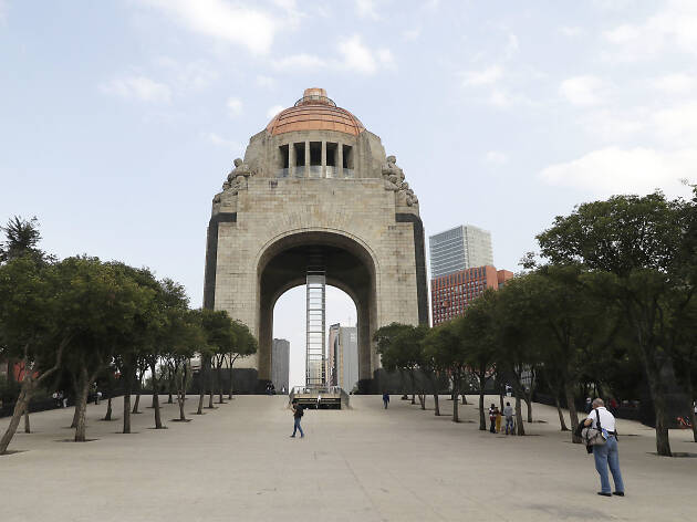 monurevo Gran Remate de Libros en el Monumento a la Revolución