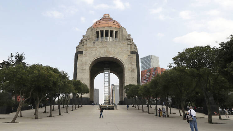 Gran Remate de Libros en el Monumento a la Revolución