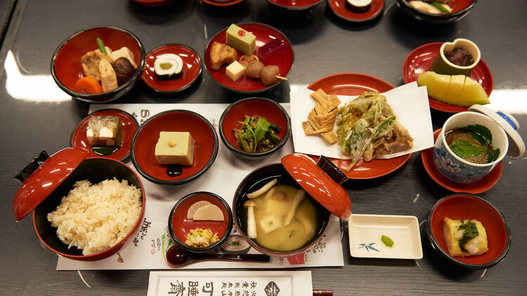 茶づくしの精進料理を食べつくす。