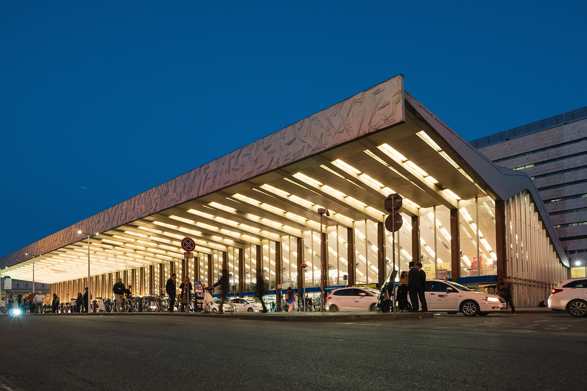 Roma termini. Вокзал Термини. ЖД вокзал Термини Рим. Модернистское здание вокзала Термини. Термини эмиресси лес.