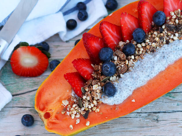 Pudim de chia tropical com granola Pudim de chia tropical com granola