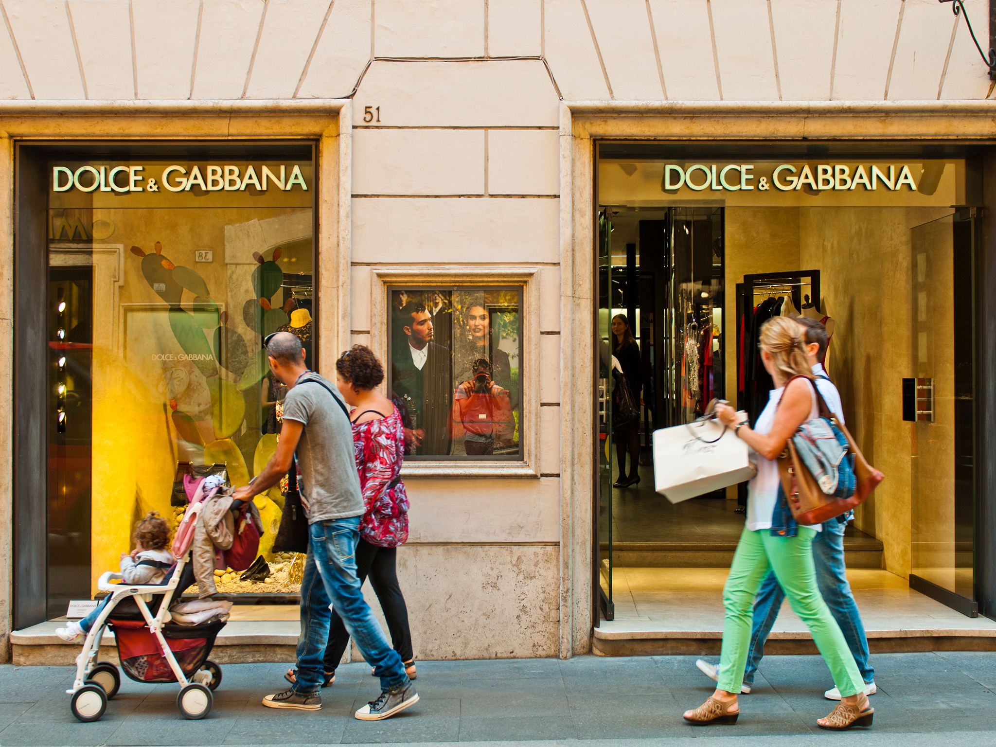 Main Shopping Street In Rome