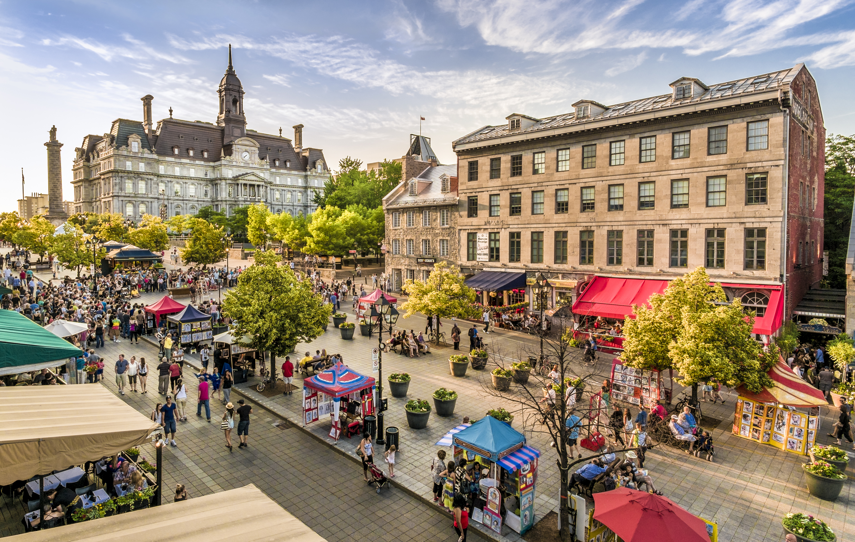 Photo of old Montréal town square with a market