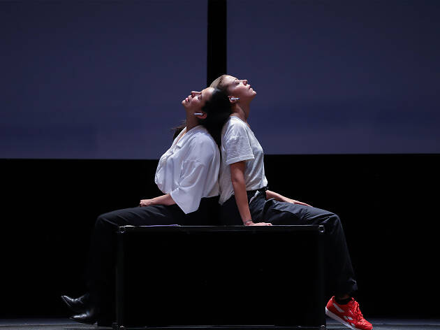 Hermanas Fernanda Castillo y Arcelia Ramírez en la obra de teatro Hermanas