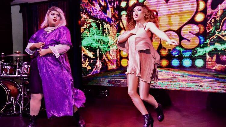 two queens two queens