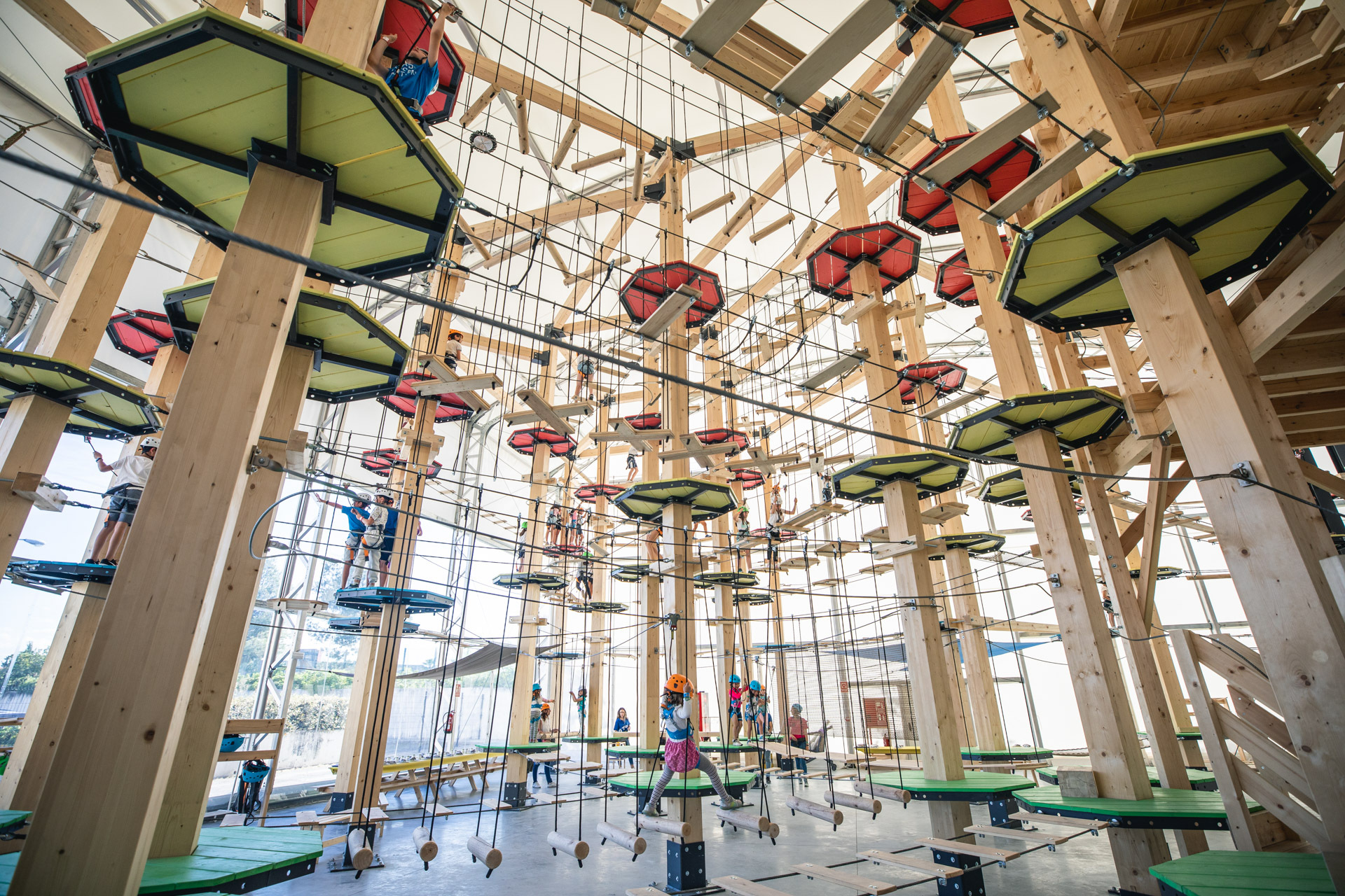 Vertical Park, un parque de aventura indoor donde la altura es la  protagonista