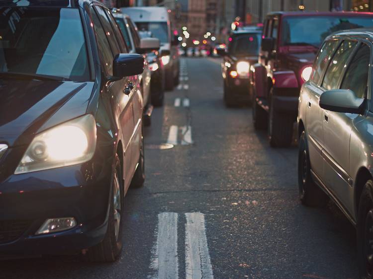 Parques de estacionamento reabrem na segunda-feira