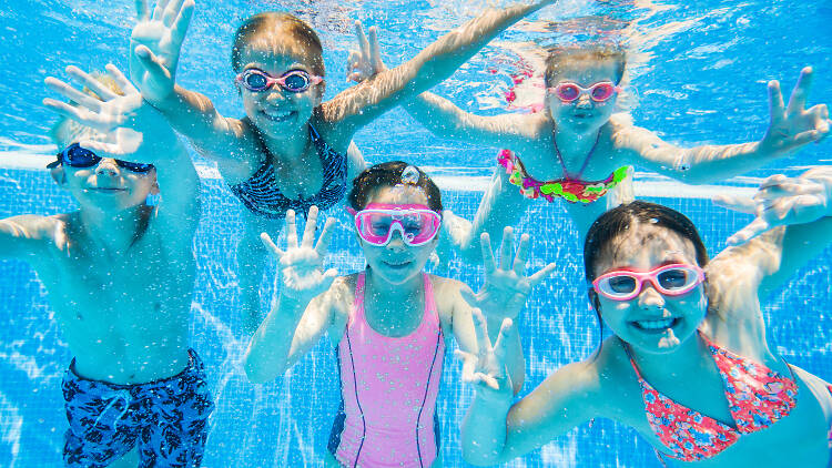 Niño con gafas de sol en la piscina en el día de verano niños