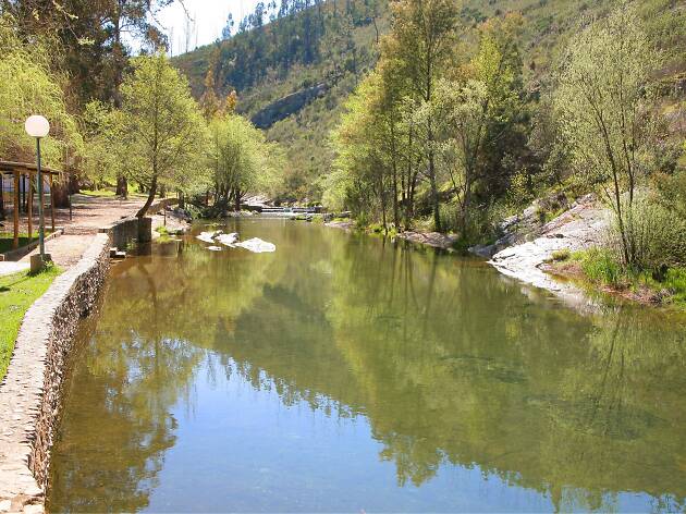 Praia fluvial Penedo Furado piscinas naturais em portugal