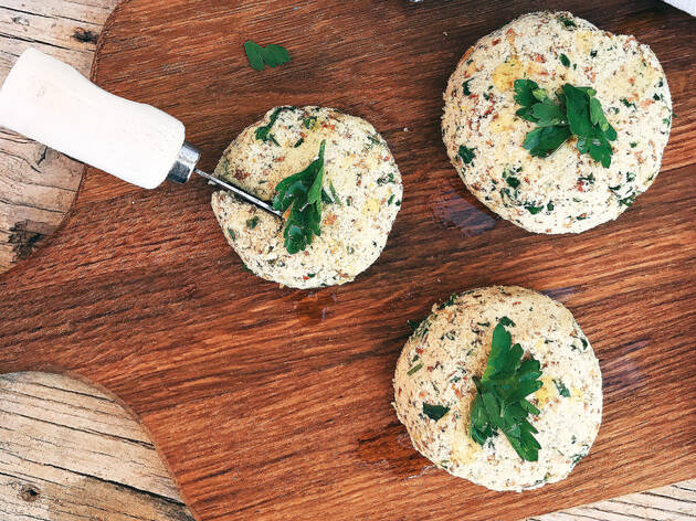 Queijo de Amêndoa trufada, ervas e limão Queijo de Amêndoa trufada, ervas e limão