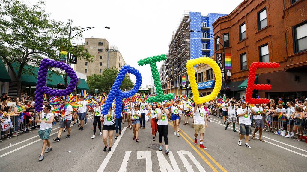 gay pride parade chicago start time