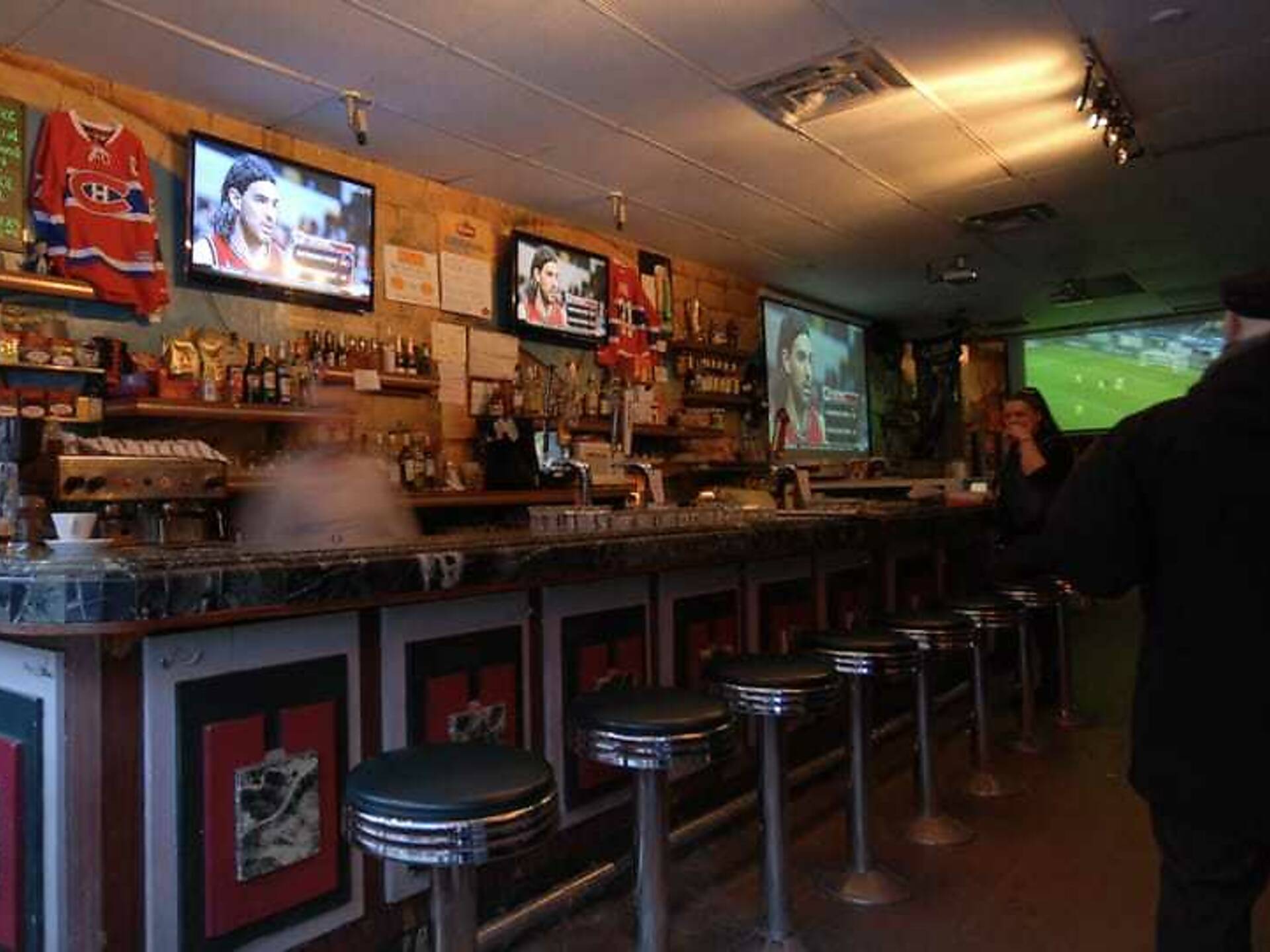 23 Best Sports Bars in Montreal to Catch the Game and Drink Up