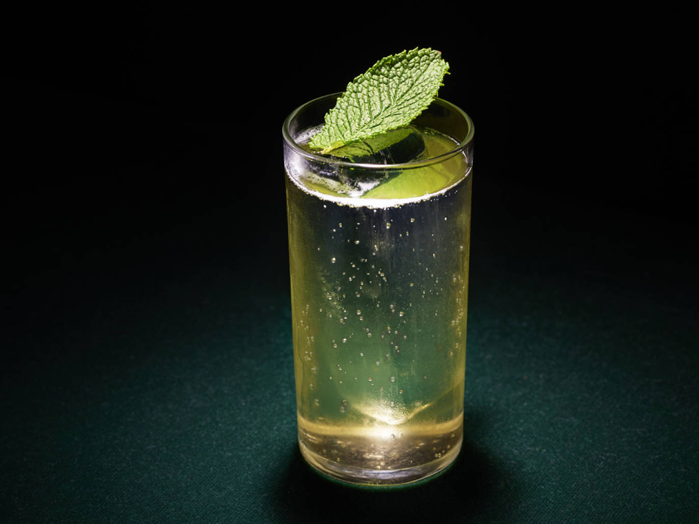 15 Best Cocktail Bars in Paris According To Locals