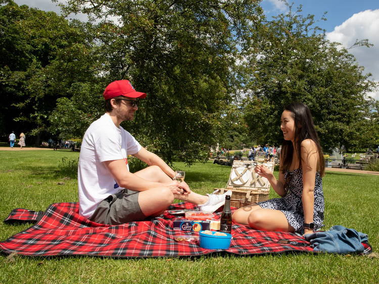 1.48pm: The picnickers