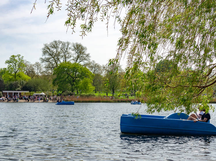Take a pedalo out on the Serpentine