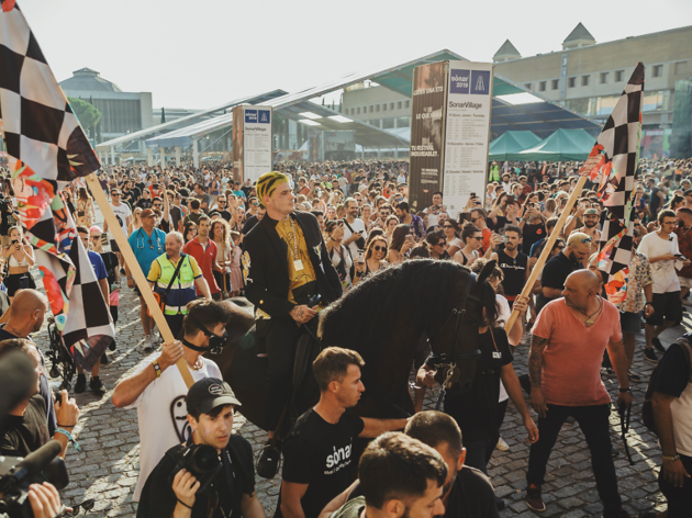Cecilio G al Sónar 2019 Cecilio G entrant a cavall al Sónar 2019