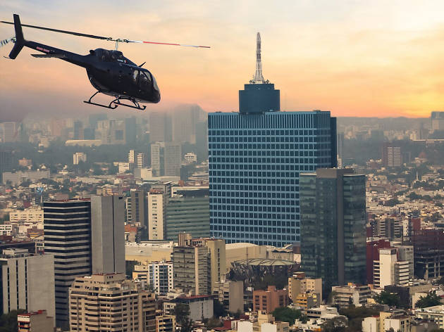 Tour en helicóptero sobre la CDMX Descubre la CDMX desde nuevas alturas a través de la experiencia en helicóptero que te ofrece Wishbird