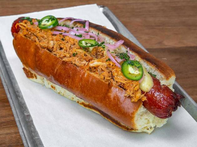 Hot dog con cochinita pibil de Bangers Hot dog con cochinita pibil de Bangers