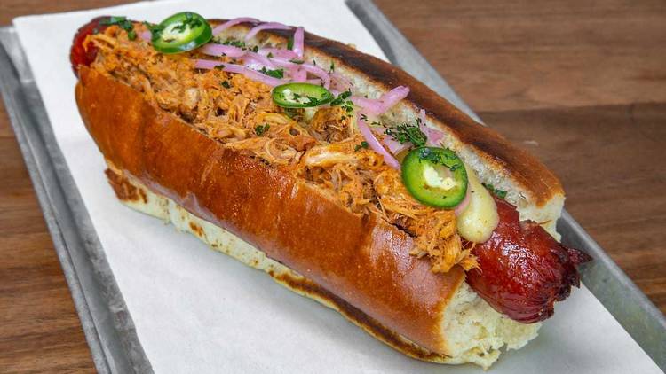 Hot dog con cochinita pibil de Bangers 