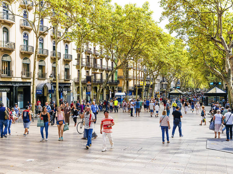 La Rambla de Barcelona, a l'altura de Canaletes