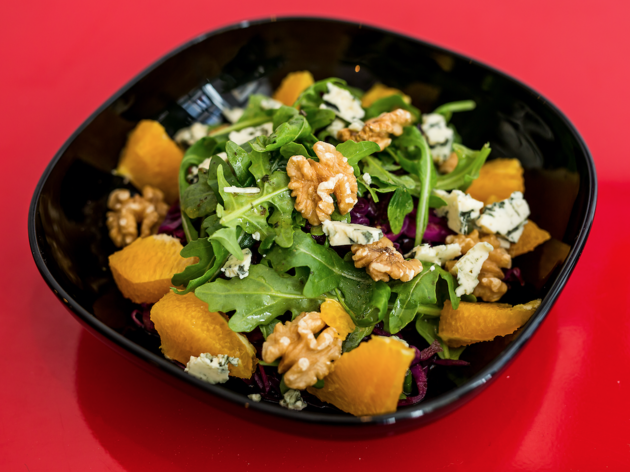 Os sabores de Espanha e Portugal encontram-se à mesa do Nômade Salada de couve roxa, rúcula, laranja, nozes e queijo azul do Nômade