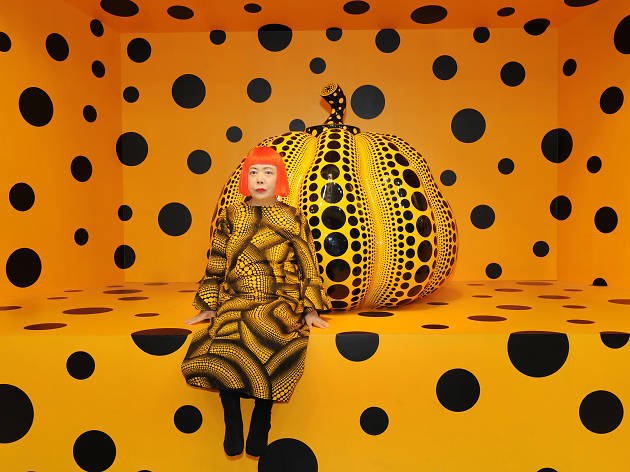 Yayoi Kusama Yayoi Kusama enfrente de su obra