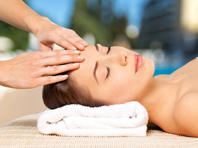 Masaje facial con manicure y pedicure Masaje facial con manicure y pedicure es una opción para celebrar el Día de la Relajación