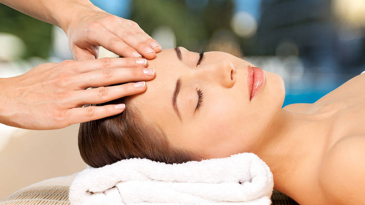 Masaje facial con manicure y pedicure es una opción para celebrar el Día de la Relajación