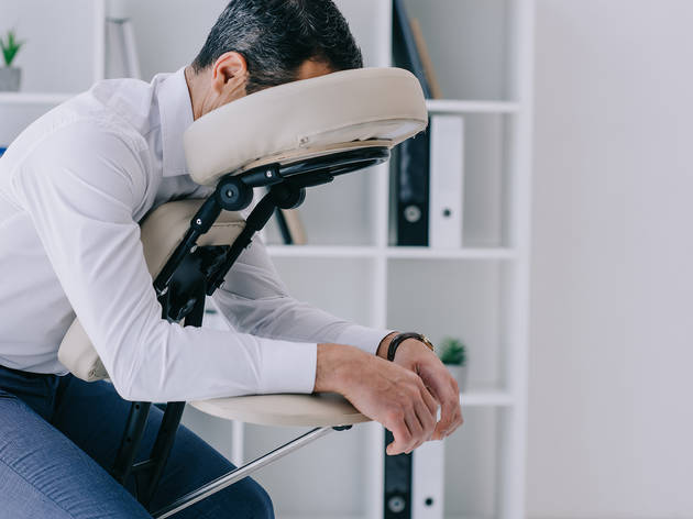 Masaje corporativo Si tienes poco tiempo para relajarte, el masaje corporativo es la opción para ti