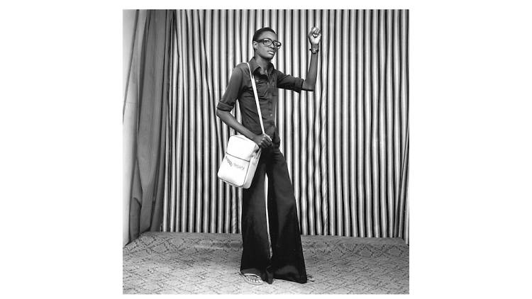 Malick Sidibé, Young man with bell-bottoms, bag and watch, 1977