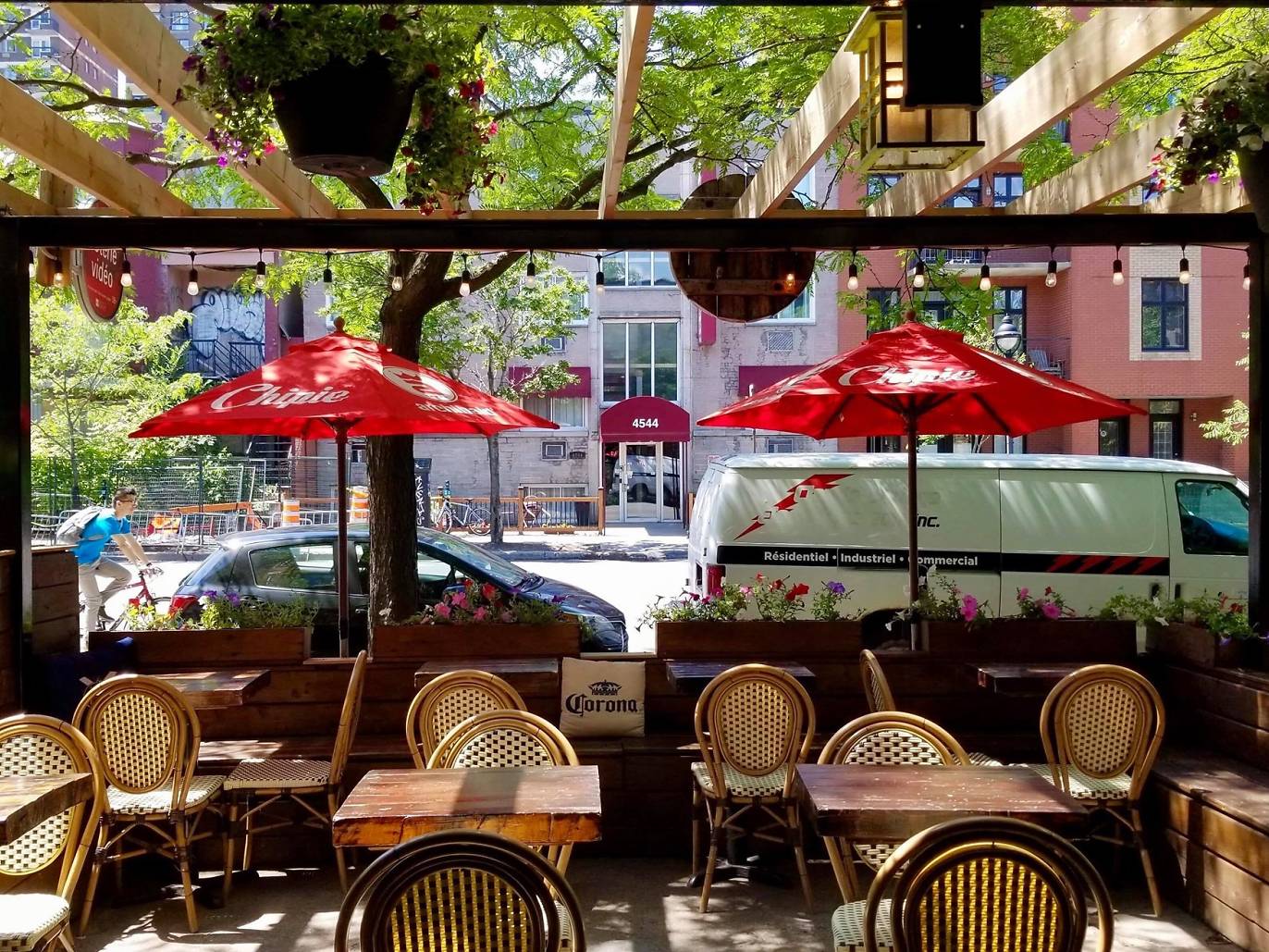 23 Best Sports Bars in Montreal to Catch the Game and Drink Up