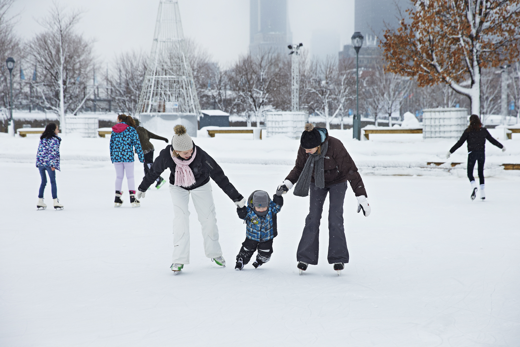 Слово каток. Дети на катке. Дети зима каток. Катание на коньках для малышей. Ледяной каток и дети.