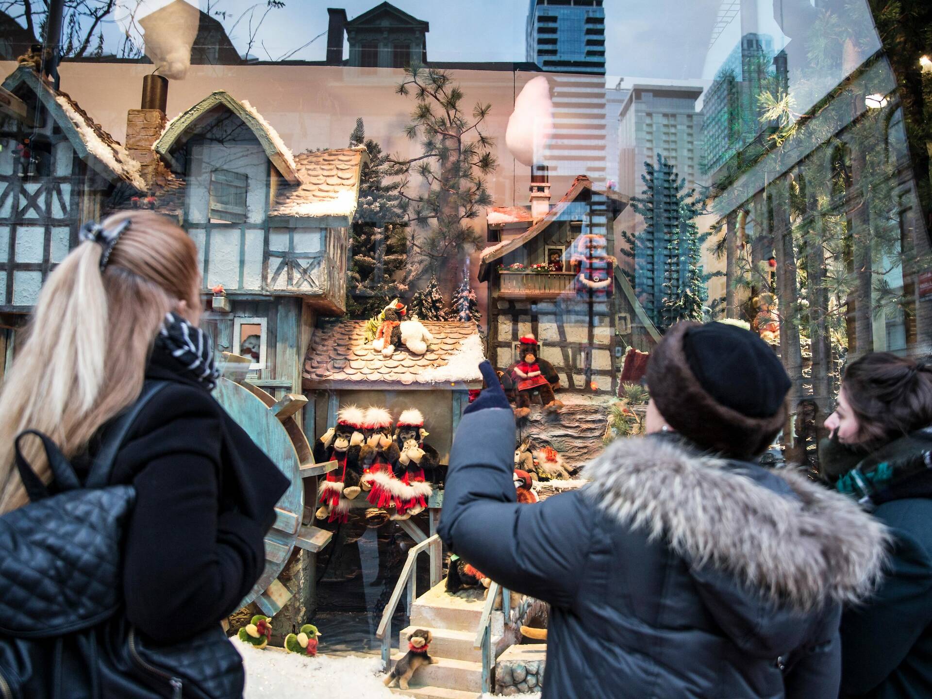 Where to See Christmas Lights in Montreal for the Winter Holidays