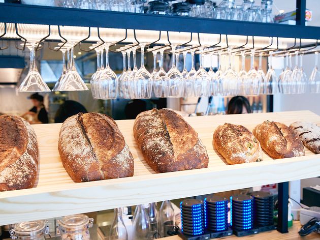 本格ハード系パンとワインで「パン飲み」、BARTIZAN Bakery & Cafeがオープン 本格ハード系パンとワインで「パン飲み」、BARTIZAN Bakery & Cafeがオープン