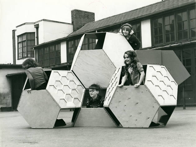 Victor J. Papanek, estructura de jocs mòbils Tetrakaidecahedral (1973-1975) Victor J. Papanek, estructura de jocs mòbils Tetrakaidecahedral (1973-1975)
