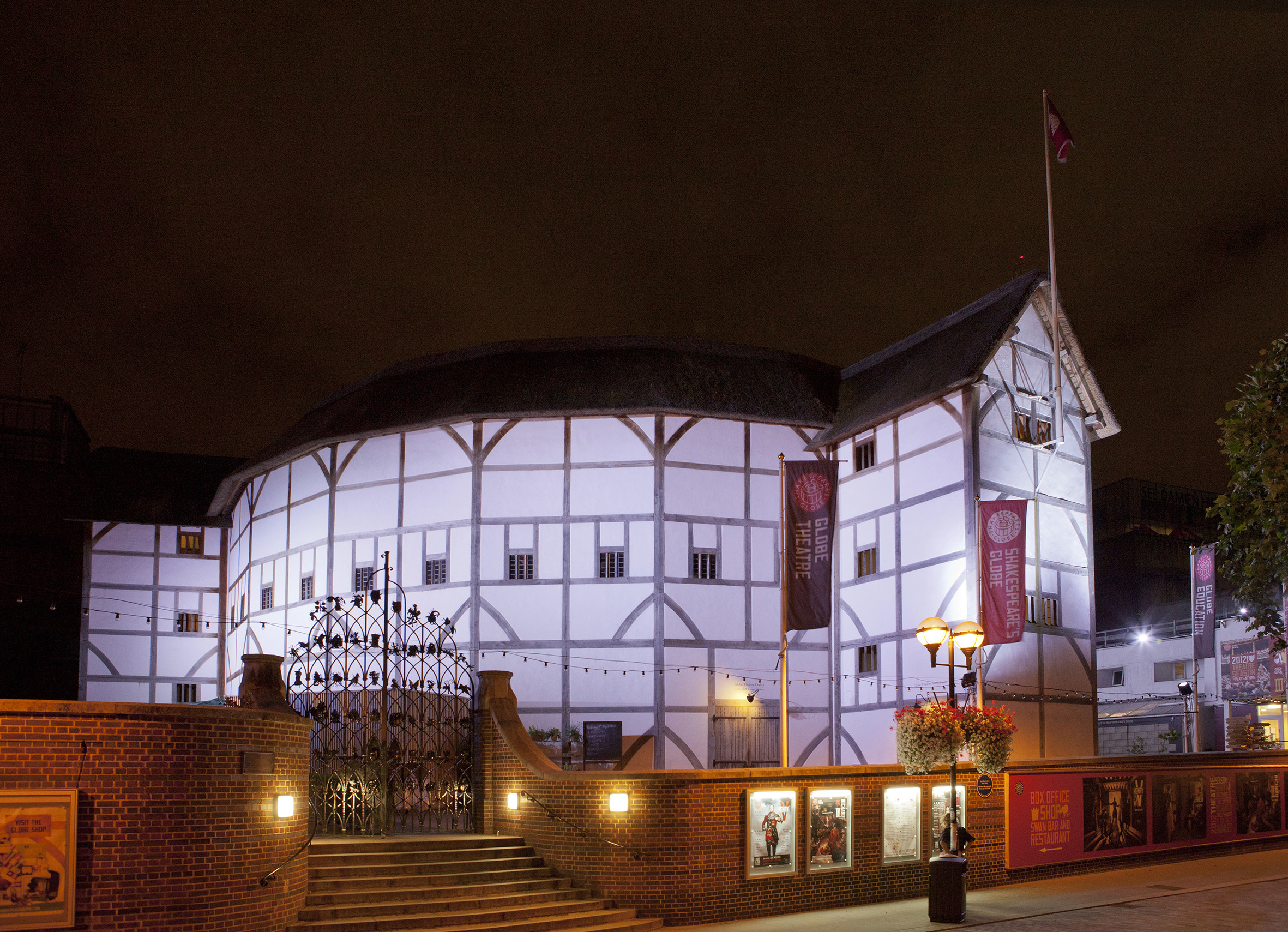 Shakespeare s theatre. Шекспировский театр Глобус в Лондоне. Театр Глобус Шекспира. Театр Шекспира в Лондоне. Вильям Шекспир театр Глобус.