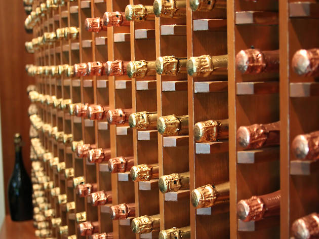 Cena romántica para dar el anillo en cava de vino Una cava de vino con espacio privado para que puedas proponer matrimonio