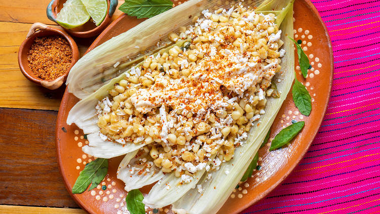 Esquites y elotes y maíz