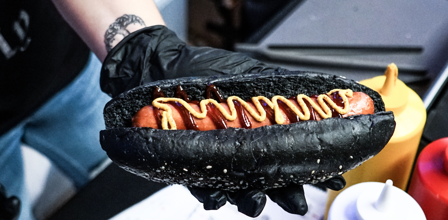 Usual food. Фестиваль черной еды (Black food Festival). Еда черного цвета. Черная сосиска. Черную еду.