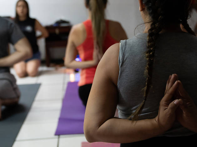 Clase de yoga cannábica Clase de yoga cannábica