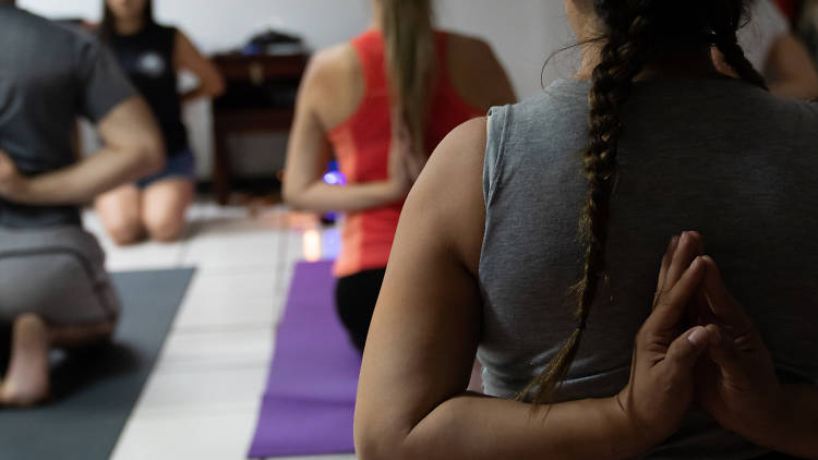 Clase de yoga cannábica