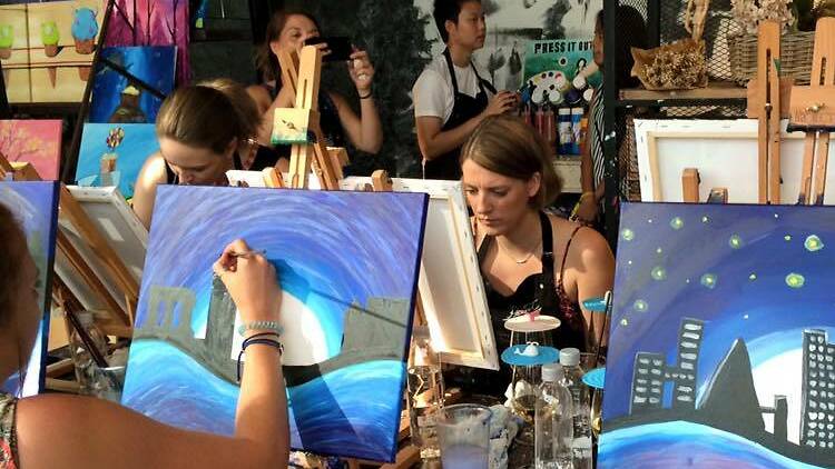 ปลดปล่อยจินตนาการด้วยการวาดรูปสีน้ำพร้อมจิบไวน์เก๋ๆ ที่ Paintbar Bangkok