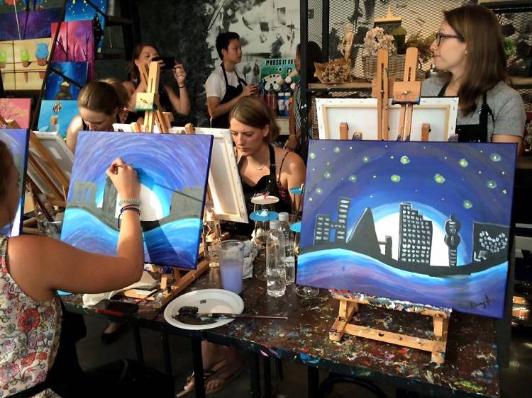 ปลดปล่อยจินตนาการด้วยการวาดรูปสีน้ำพร้อมจิบไวน์เก๋ๆ ที่ Paintbar Bangkok