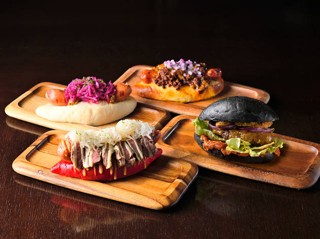 Rugby Burgers And Hotdogs At The Oak Door Bar Restaurants