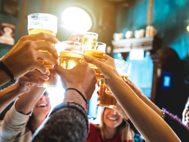 Shutterstock_happy hour Shutterstock_happy hour