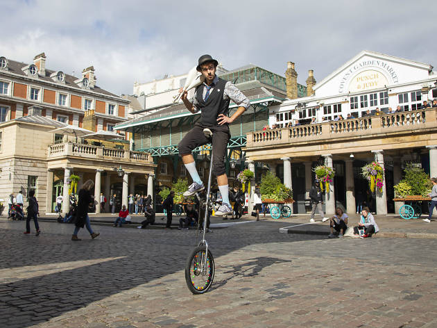 Corey Pickett is a street performer in Covent Garden London has the planet’s most popular pitch ‘Hundreds of years ago, performers would have just walked up to Covent Garden. Nowadays, artists audition for 40-minute timeslots,and the different pitches are allocated at the start of the day by a draw.’ Ev