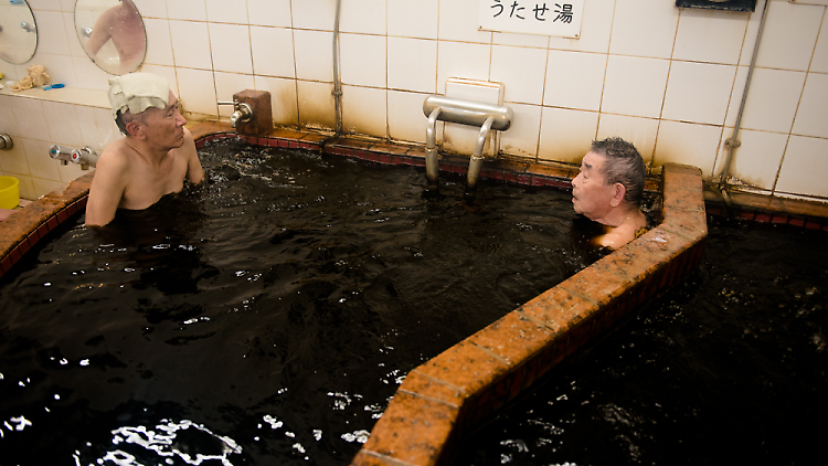 真っ黒な美人の湯につかる。